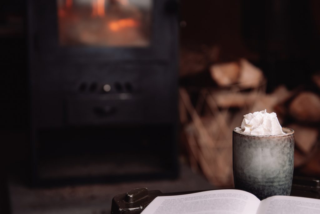 chocolademelk met slagroom voor haardvuur